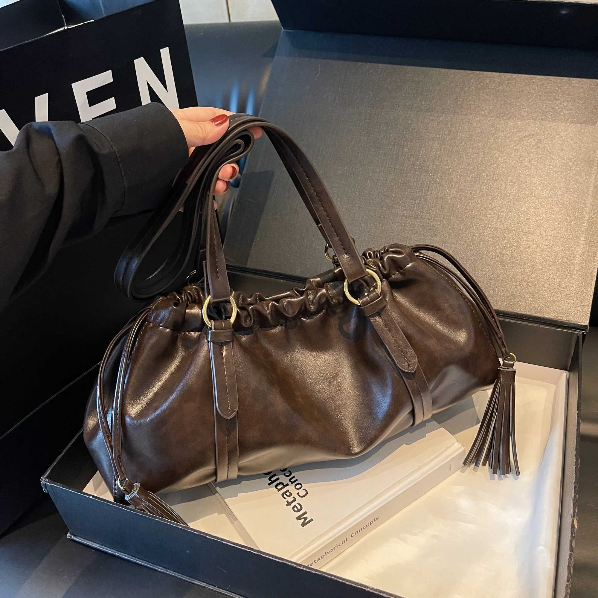 Underarm commuting bag for women large capacity 2024 new autumn and winter casual retro pleated single shoulder handbag Y250220