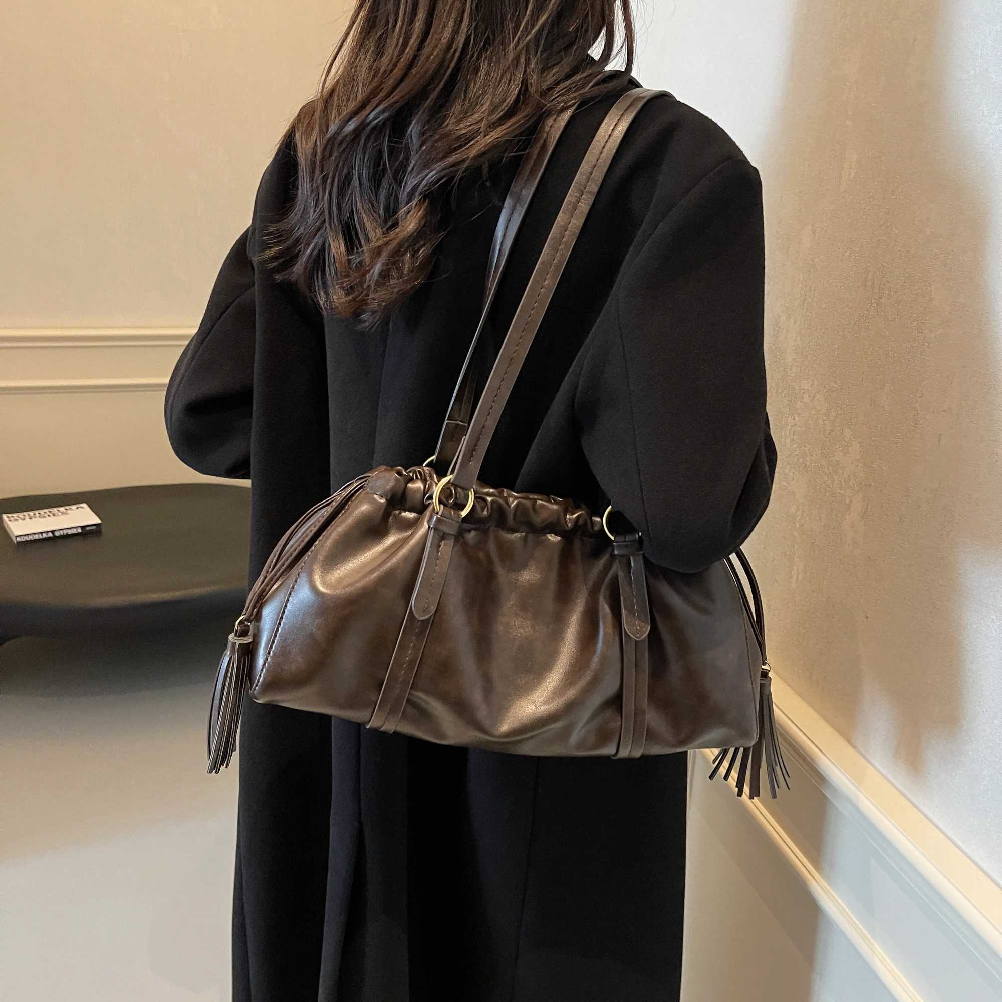 Underarm commuting bag for women large capacity 2024 new autumn and winter casual retro pleated single shoulder handbag Y250220