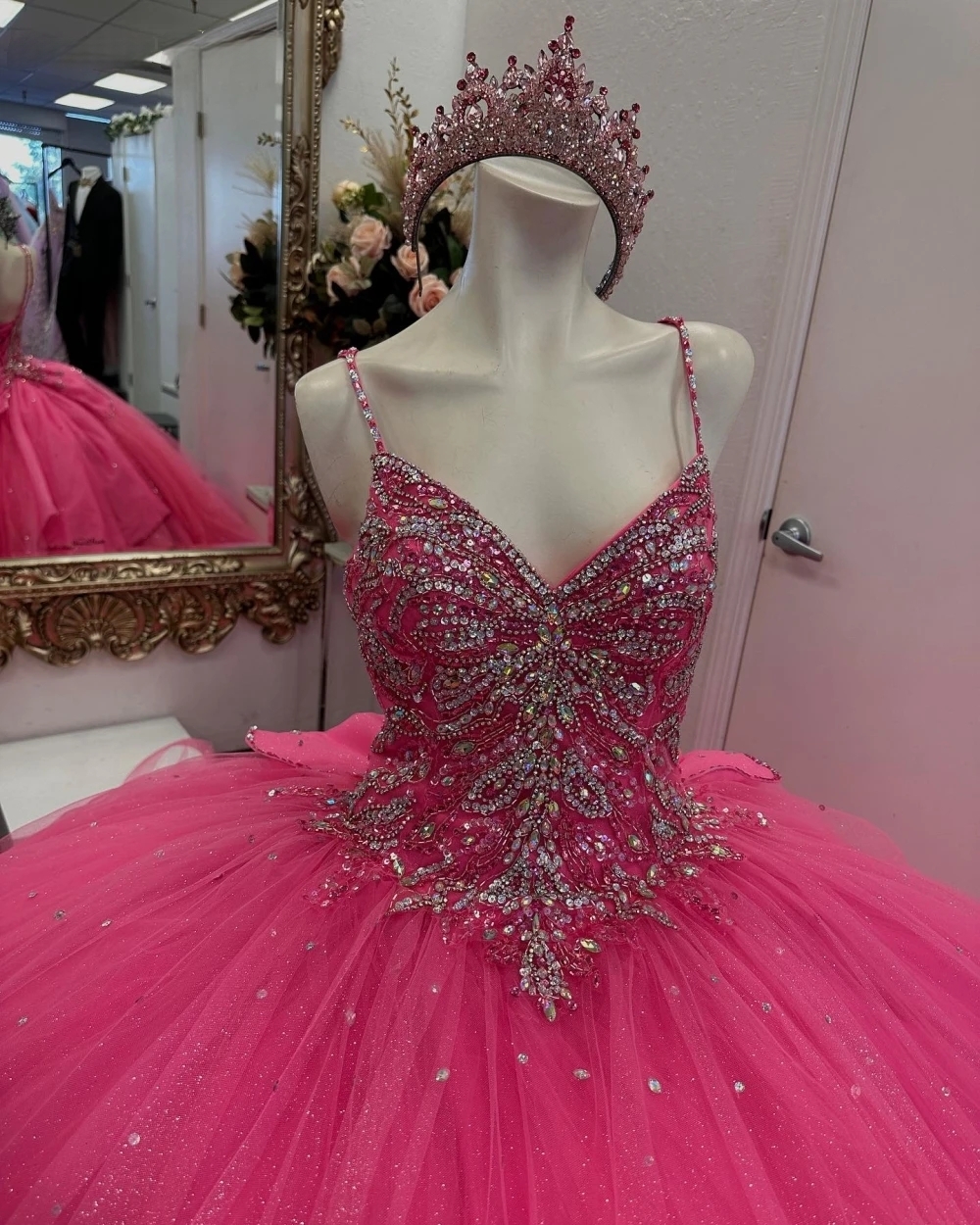 2025 Sparkly Crystals Beaded Quinceanera Dresses Hot Pink Spaghetti Ball Gown Vestido De 15 Anos Back Bow Corset Princess Sweet 16 Dress