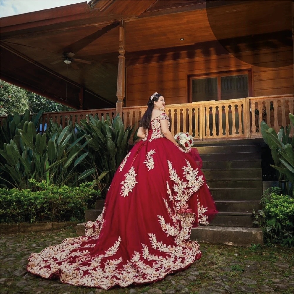 2025 Luxurious Burgundy Quinceanera Dress Ball Gown Gold Floral Lace Appliques Beading Tiered Sweet 16 Gown Vestido De 15 Anos Ruffle Off Shoulder Pro