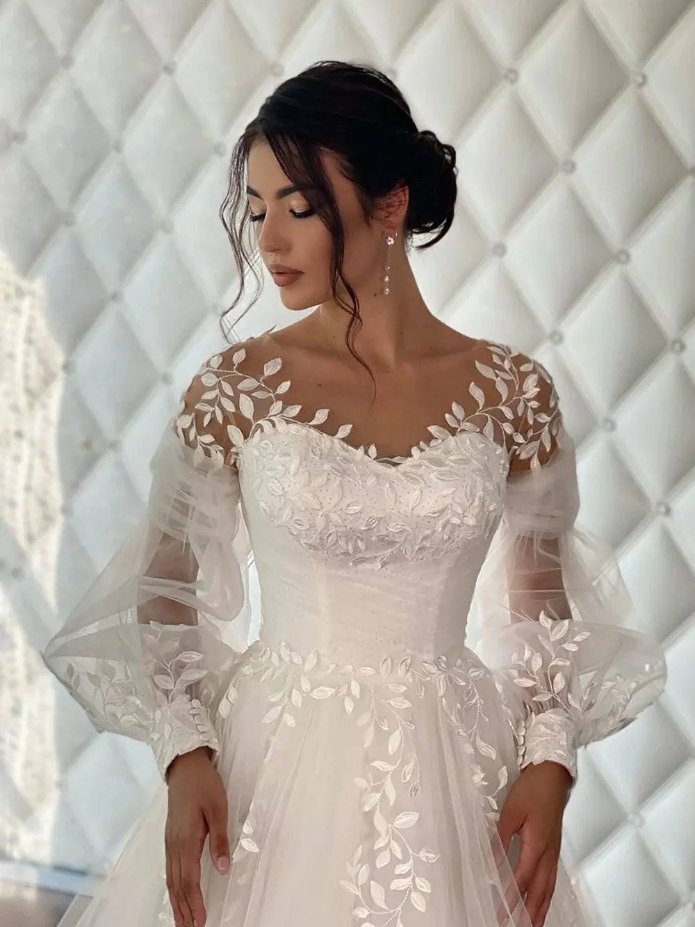 Modest Long Sleeves A-line Wedding Dresses Jewel neck Classic Lace Appliques Women Formal Brides Dress Elegant Tulle Long Bridal Gowns Boho Robe De Ma