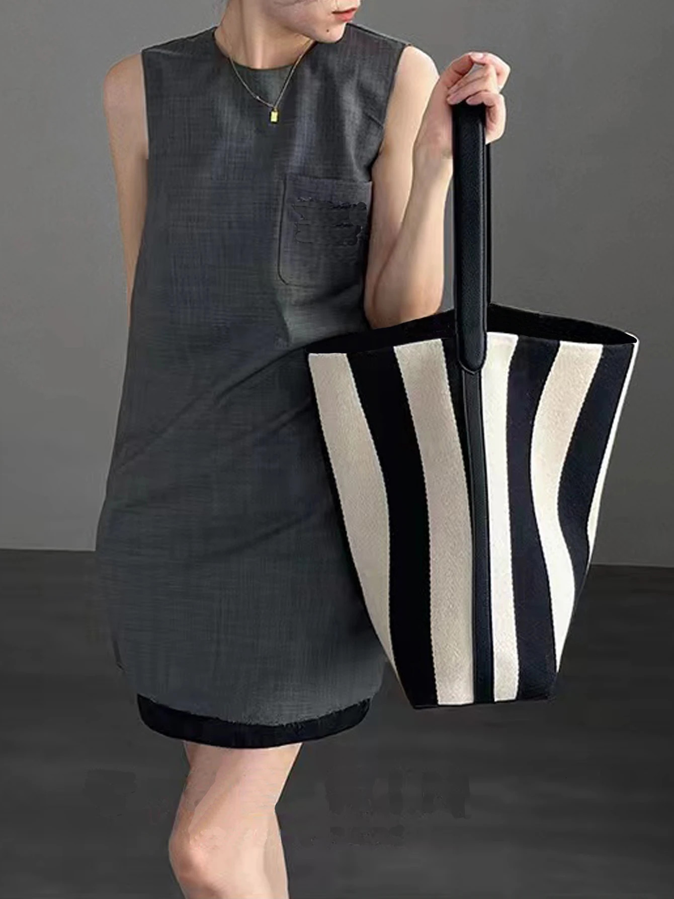 Black and white striped contrasting tote baglarge capacity womens canvas commuting shoulder bagfashionable simple handbag 250221