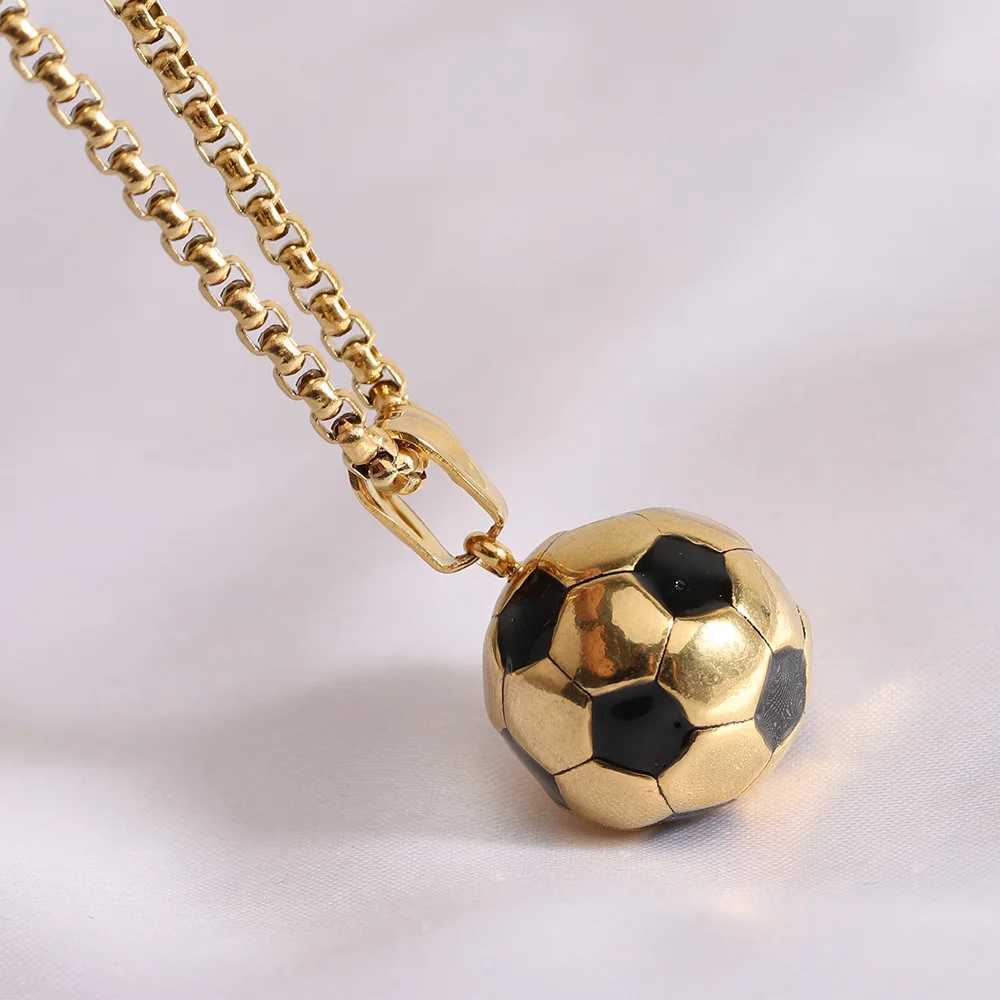 VQYSKO Soccer Ball Necklace Engraved Names Sports Charm Cust Football Pendant Personali Gift For Friend Jewelry X250224