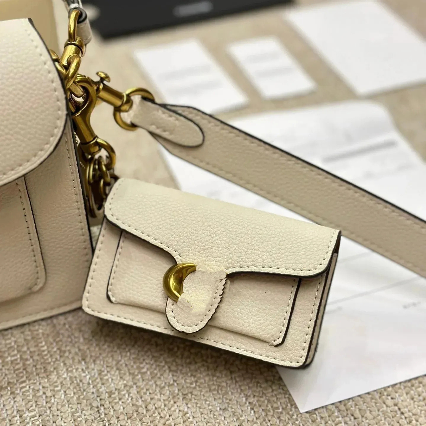 TABBY Co ch Pendant Desigenr Keychains Bag Charm for Women Mens Leather Keychain Letter Lanyards Luxury Airpods Case Pendants Coin Purse Accessories Gifts