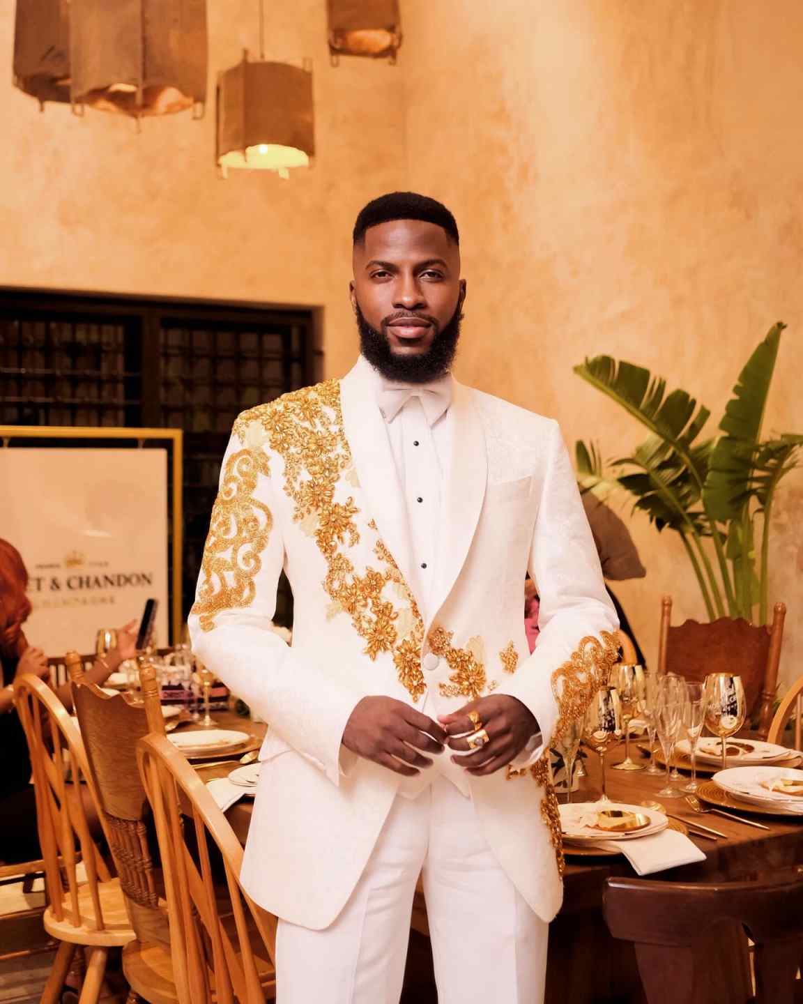 Classic Wedding Tuxedos Appliques Crystal Men Suits Shawl Lapel 2 Piece Set Jacket Pants Business Formal Blazers Customized