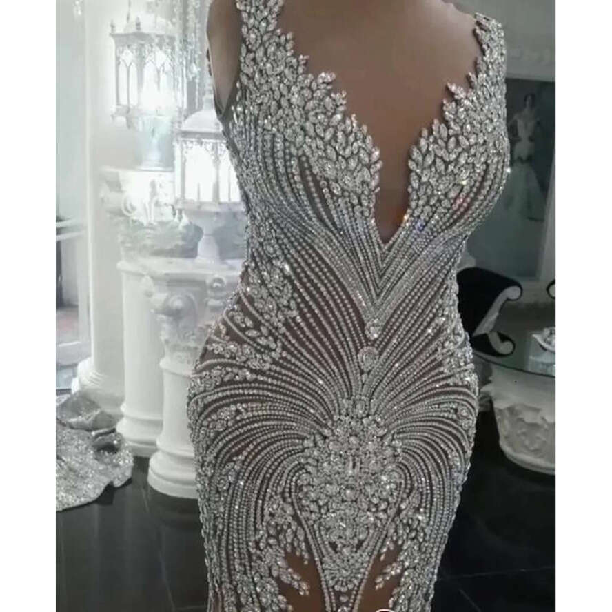 Urious Crystal Beads Wedding Dresses 2024 Mermaid Sleeveless Bridal Gowns Illusion Neck Champagne Robe De Mariage