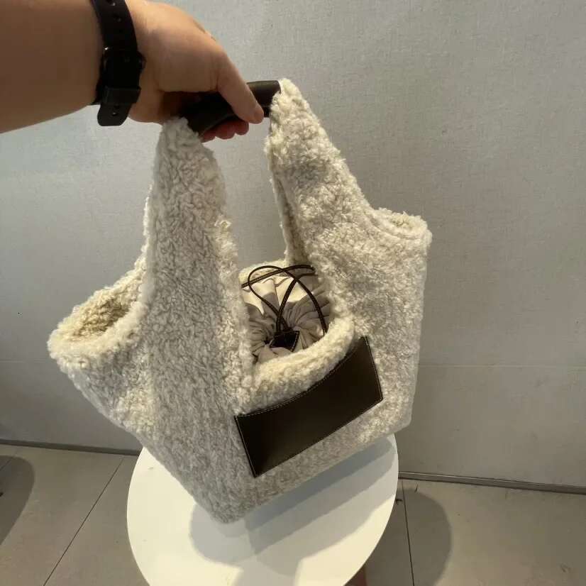 Lambswool Tote Large Capacity Shoulder Bag Plush Designer Handbags High Quality Bucket Bags For Women 2025 New