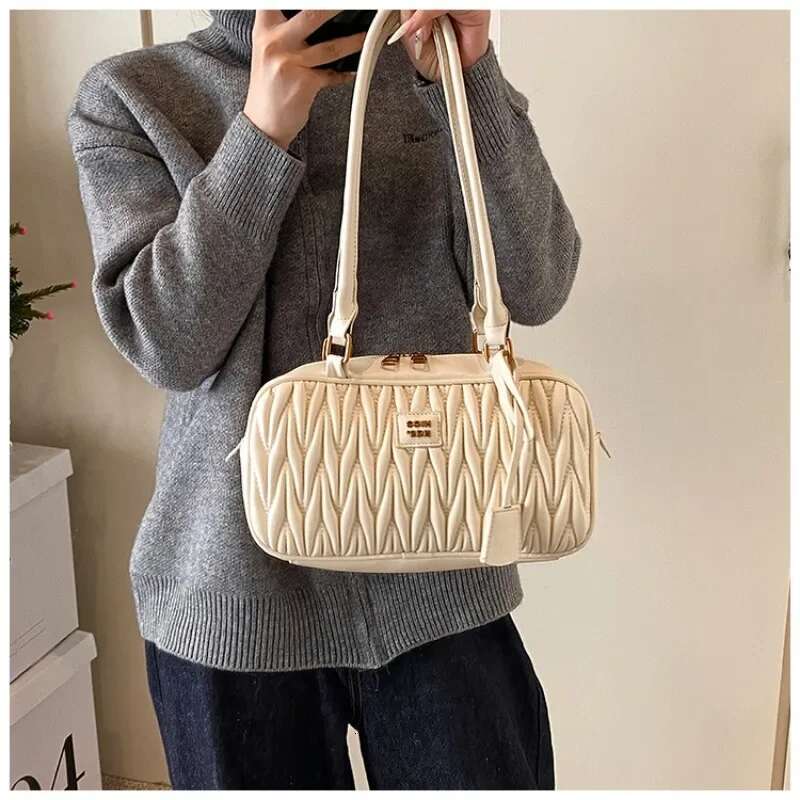 The new elegant and luxurious sheepskin medium sized bow designer handbag is suitable trend for women s daily use leisure and perfectly matched
