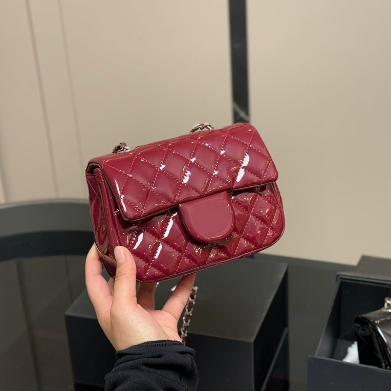 Shiny Patent Leather Women Designer Classic Flap Bag Diamond Lattice Quilted Metal Hardware Woven Chain Stylish Small Tote Shoulder Handbag Cross Makeup Purse 18cm