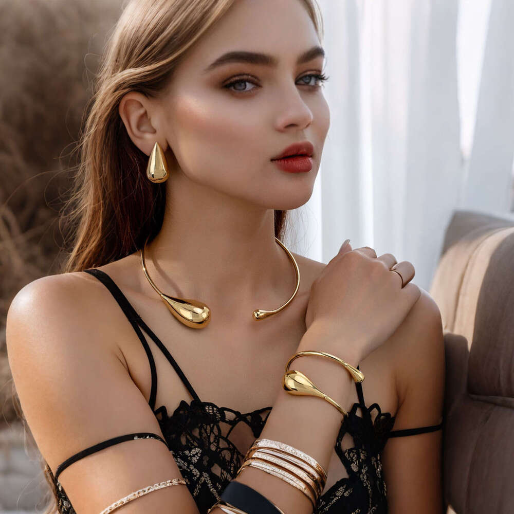 1 of fashionable, personalized, versatile and niche water droplet shaped collar, bracelet, earring set