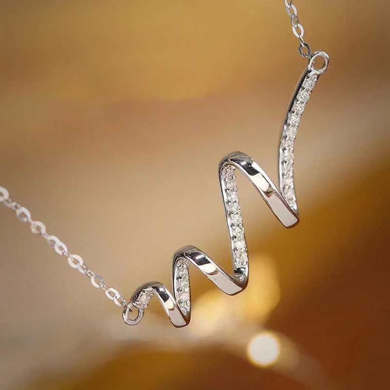 Huitan Fashion Exquisite Wave Pendant Necklace Suitable for Text Simple Fashion Necklace Accessories Suitable for Engagement Charm Daily Jewelry X2502