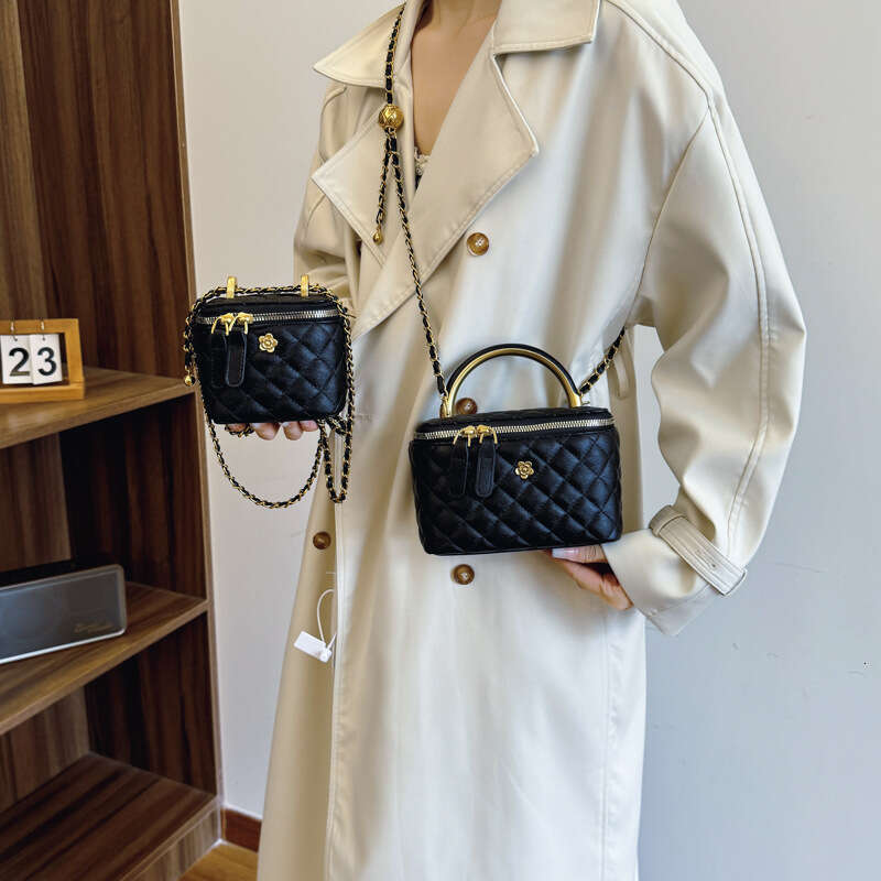 Handheld Fashion Bucket for Women 2025 New Small Fragrant Style Ling Grid Chain Shoulder Versatile Crossbody Bag