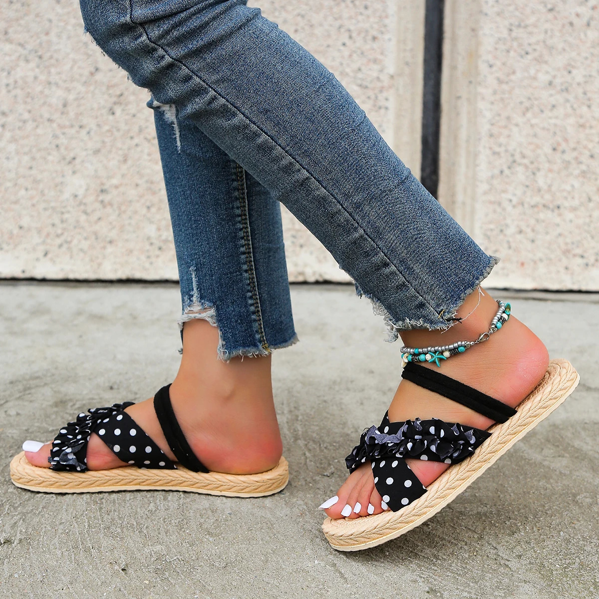Womens fashion trend anti slip and wearresistant lace strap flat heel sandals 250218