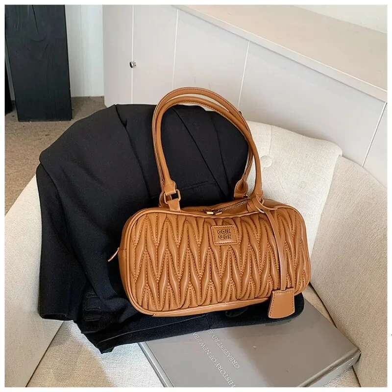 The new elegant and luxurious sheepskin medium sized bow designer handbag is suitable trend for women s daily use leisure and perfectly matched