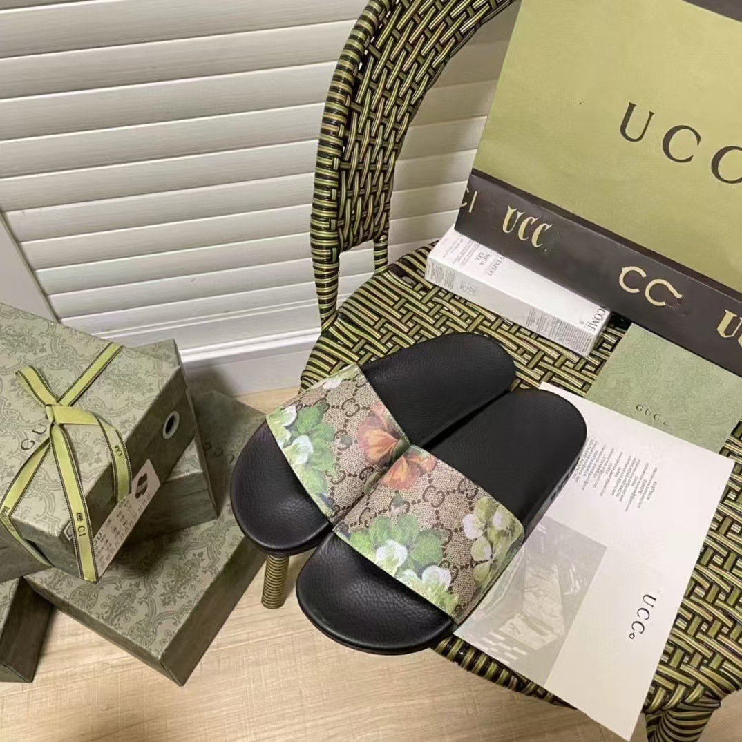 2025S Designer with Embroidered Alphabet Flat Summer New Style One line Square Head Outdoor Beach Shoes Slippers