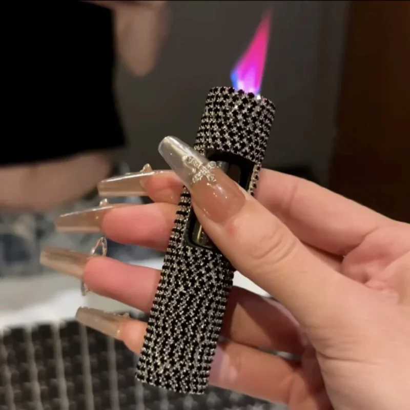 Portable Luxury Diamond Inlaid Inflatable Lighter Mini Metal Windproof Jet Pink Flame Outdoor Lighter for Women Smoking GiftT250224
