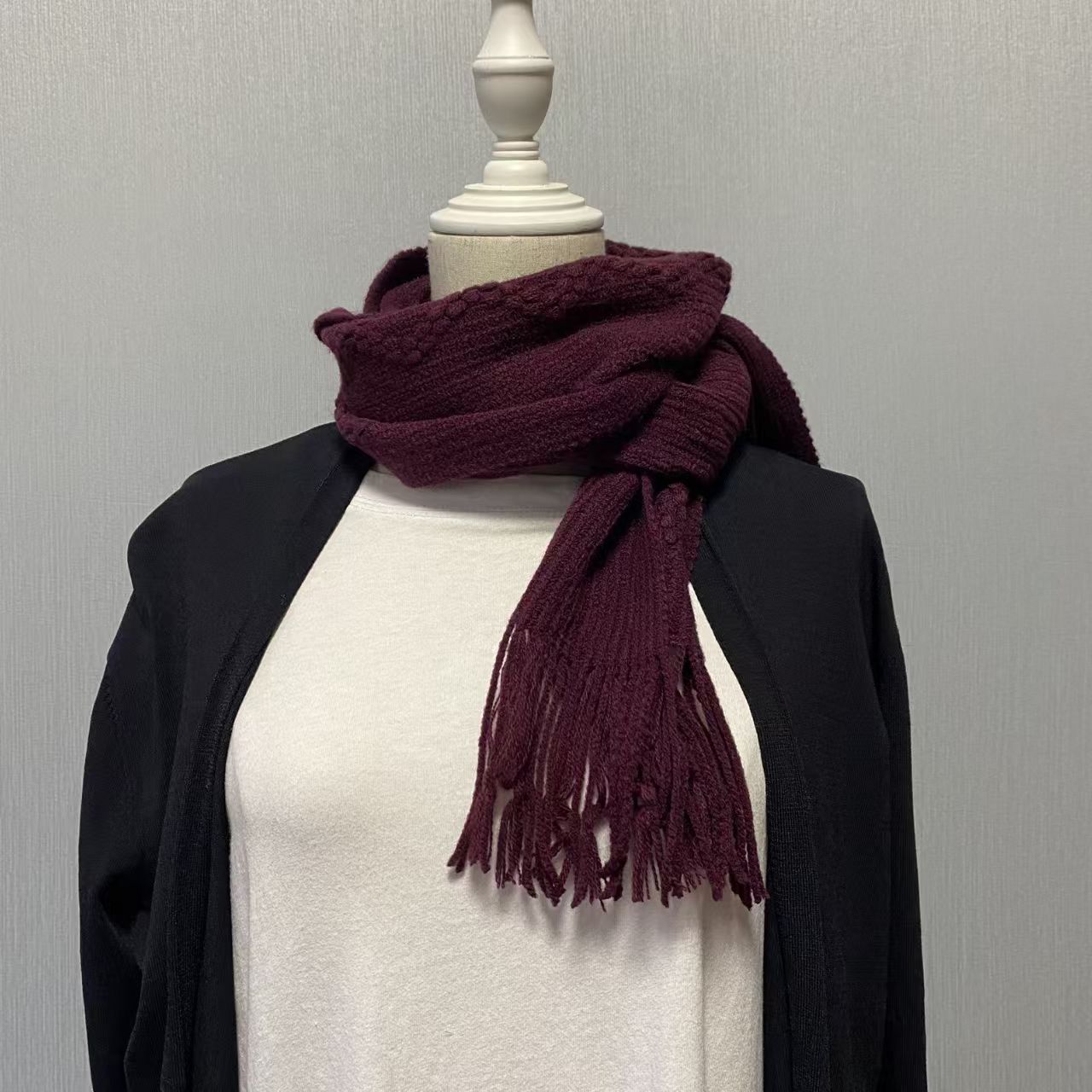 T166 scarf is versatile, high-value and warm for students and couples in autumn and winter. It is a retro knitted scarf