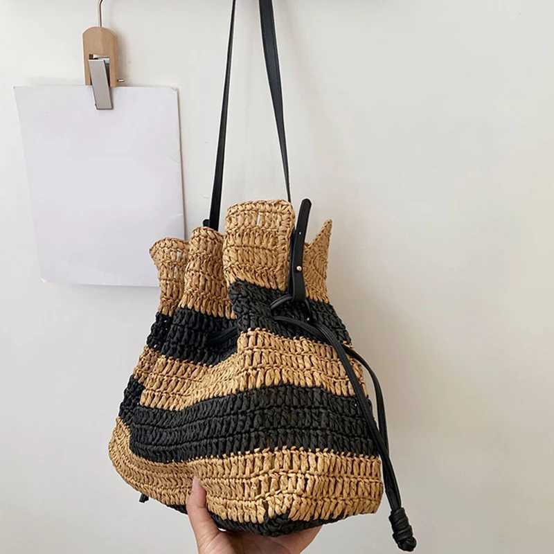 New Fashion Striped Woven Beach Bag Single-shoulder Tote Straw Bag Closed Women's Crossbody Bucket Bag