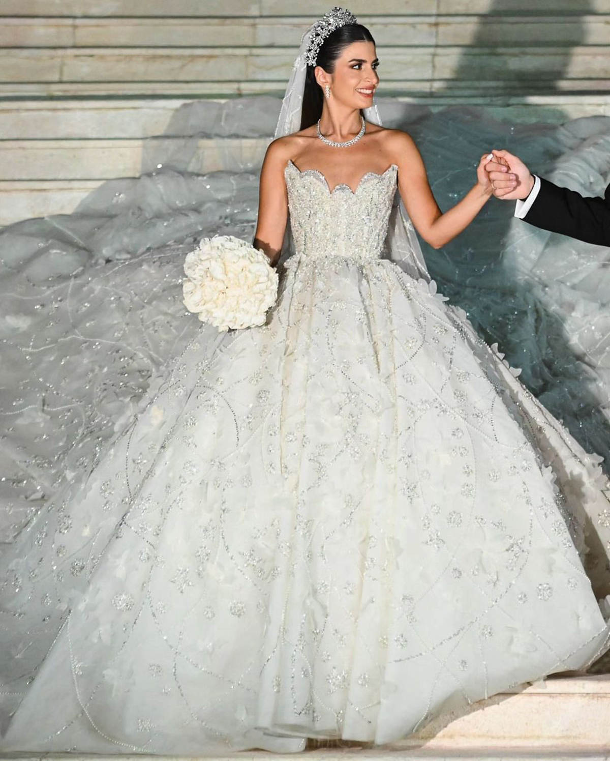 Graceful Princess Ball Gown Wedding Dresses Strapless Lace Crystal 3D Floral Appliques Beaded Sweep Floor Court Gown Customized Bridal Gown Vestidos D