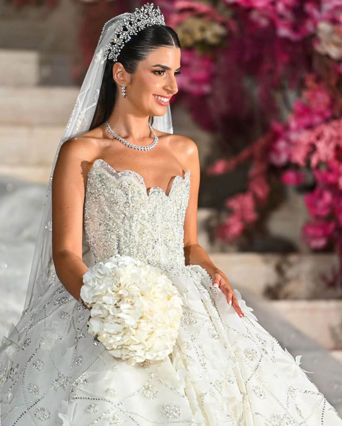 Graceful Princess Ball Gown Wedding Dresses Strapless Lace Crystal 3D Floral Appliques Beaded Sweep Floor Court Gown Customized Bridal Gown Vestidos D