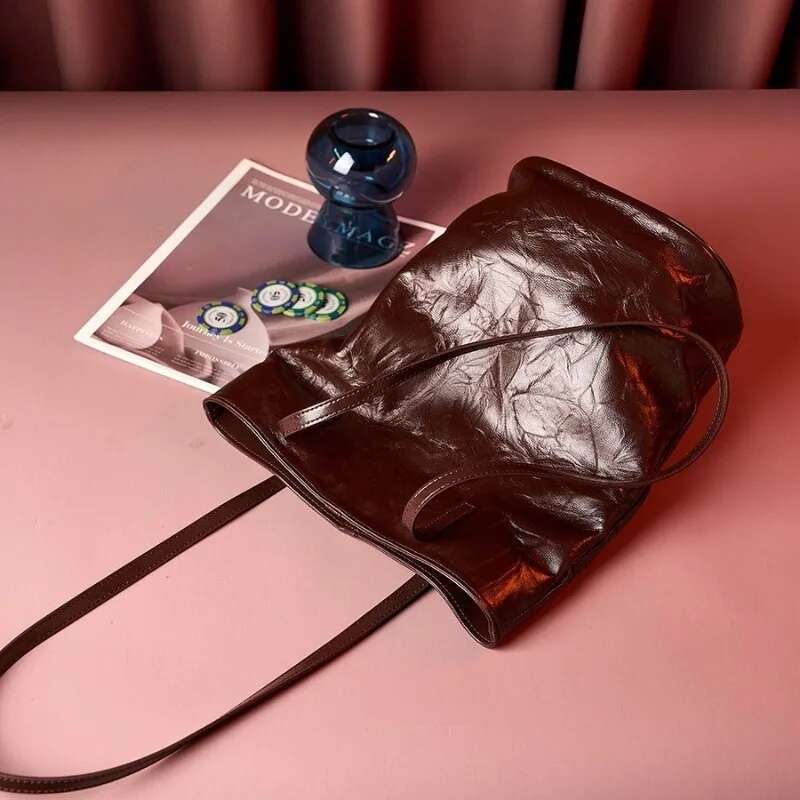 Bucket Bag, Large Capacity, Retro Commuting, Simple Literary And Artistic Hand-Scratched Shoulder Pleated Lazy Style Tote Bag