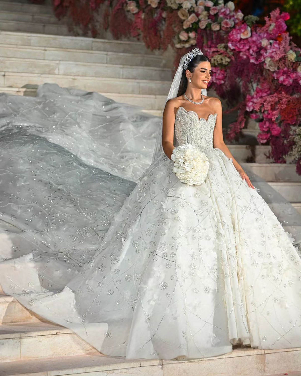 Graceful Princess Ball Gown Wedding Dresses Strapless Lace Crystal 3D Floral Appliques Beaded Sweep Floor Court Gown Customized Bridal Gown Vestidos D