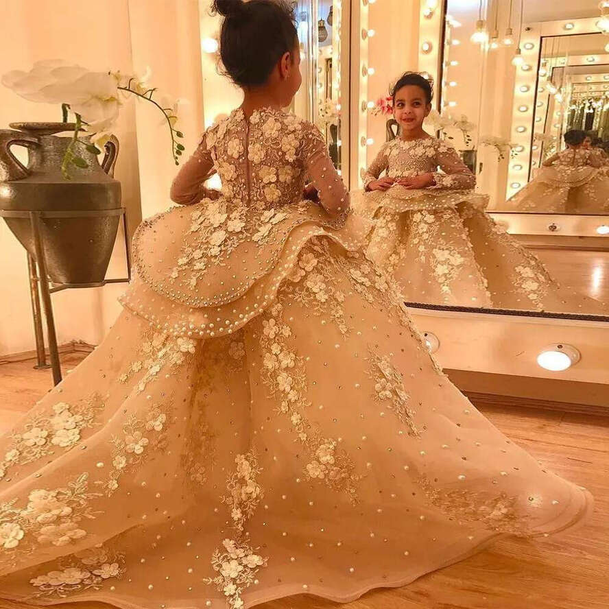 Gold Wer Girls Dresses For Wedding Long Sleeeves Tulle Lace Appliques Crystal Pearls Beads 3D Ral Wers Peplum Children Kids Party Communion Gowns