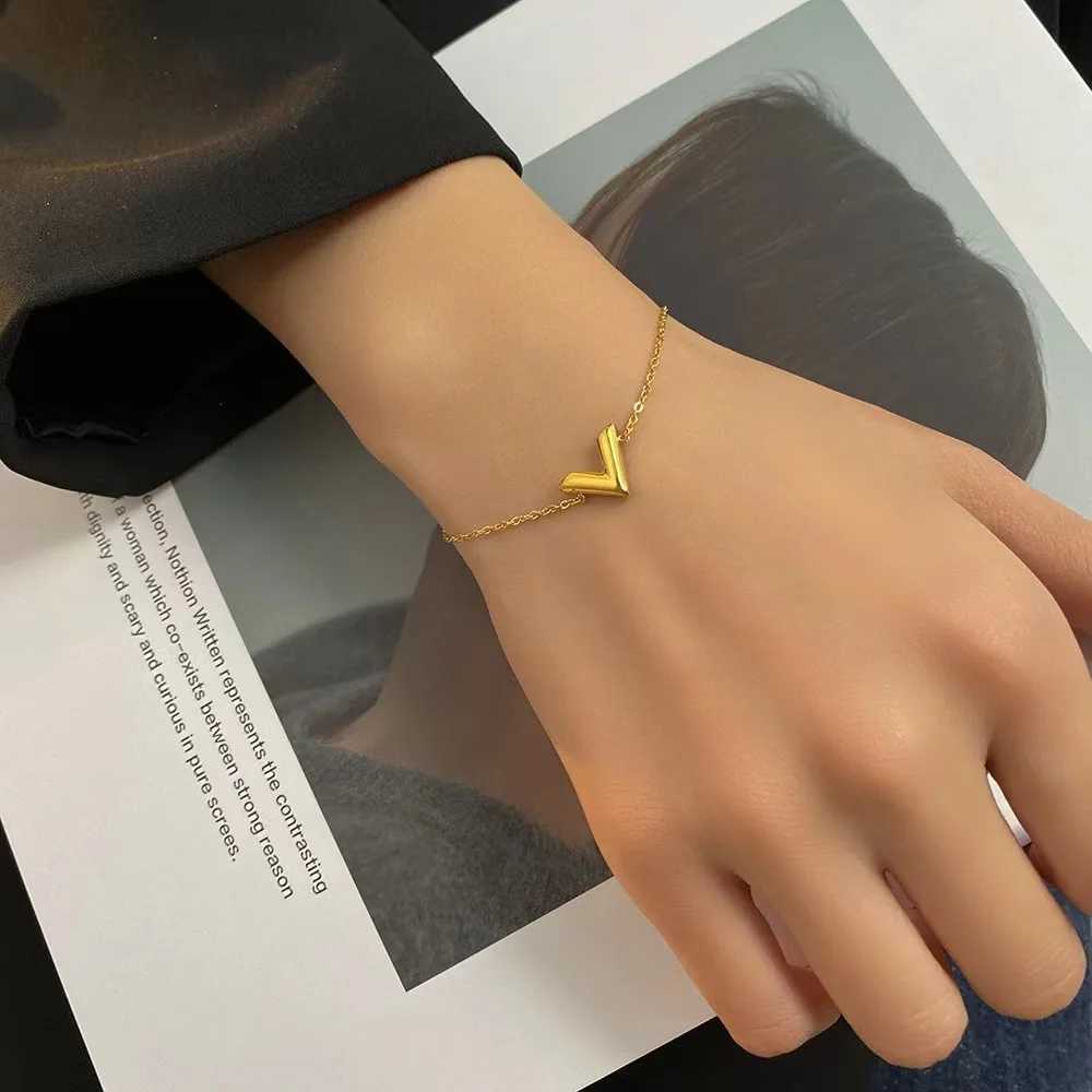 Fashion Jewelry Stainl Steel Letter V Bracelets For Women Adjustable Initial Bangle Wedding Gift Chain Bracelets WholesaleXJ250225