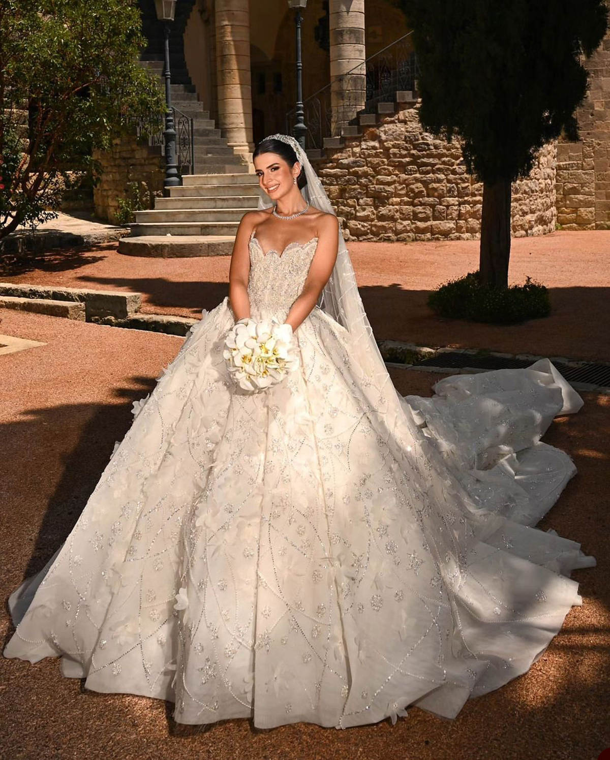 Graceful Princess Ball Gown Wedding Dresses Strapless Lace Crystal 3D Floral Appliques Beaded Sweep Floor Court Gown Customized Bridal Gown Vestidos D