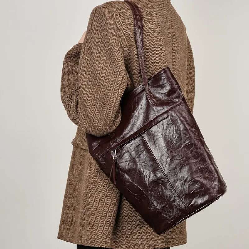 Bucket Bag, Large Capacity, Retro Commuting, Simple Literary And Artistic Hand-Scratched Shoulder Pleated Lazy Style Tote Bag