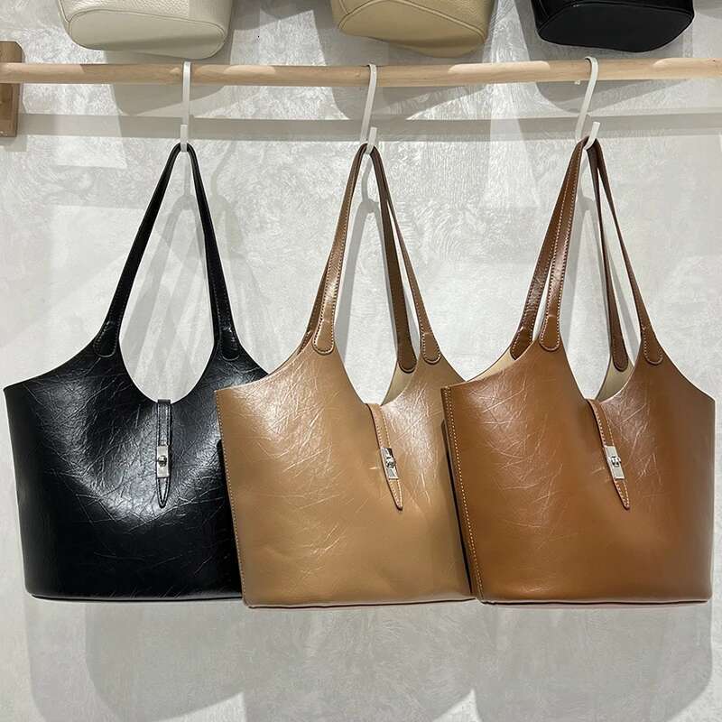 Classic Tote Bags For Women Designer Handbags Purse 2023 New PU Oil Wax Leather Lock Closure Decoration Underarm Shoulder