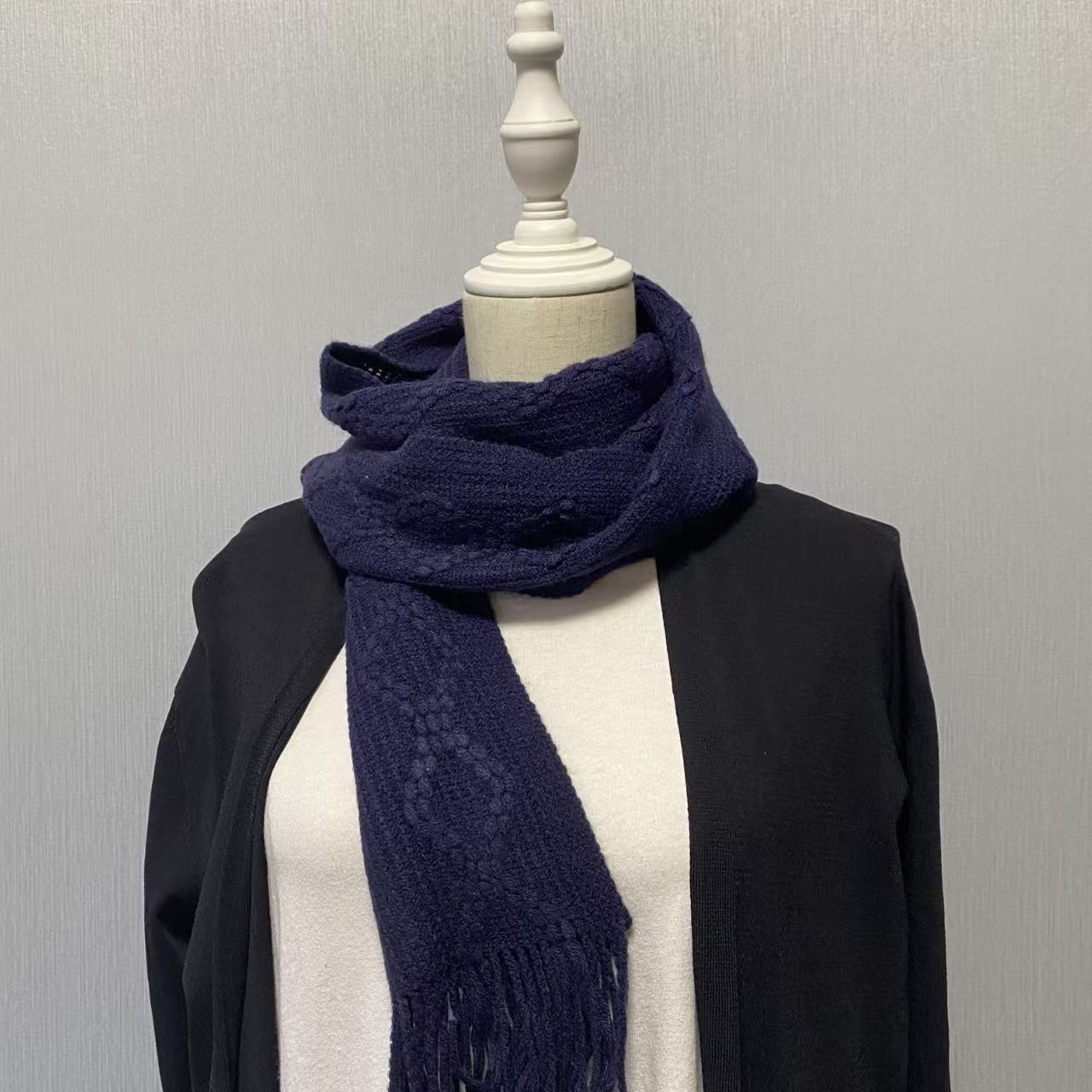 T166 scarf is versatile, high-value and warm for students and couples in autumn and winter. It is a retro knitted scarf