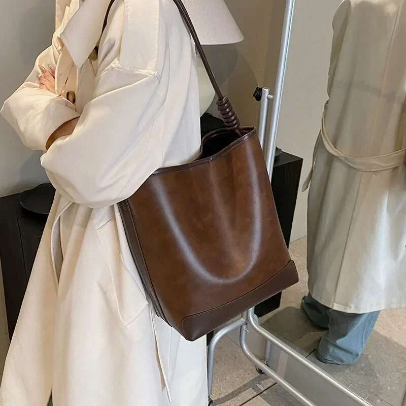 Handheld Fashionable High-End Bucket Bag, Casual And Versatile One Shoulder Underarm Bag