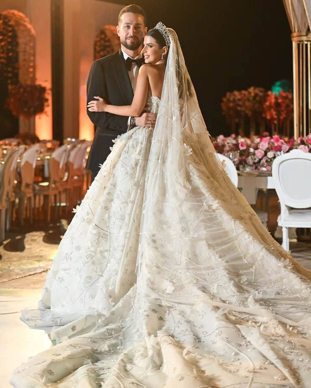 Graceful Princess Ball Gown Wedding Dresses Strapless Lace Crystal 3D Floral Appliques Beaded Sweep Floor Court Gown Customized Bridal Gown Vestidos D