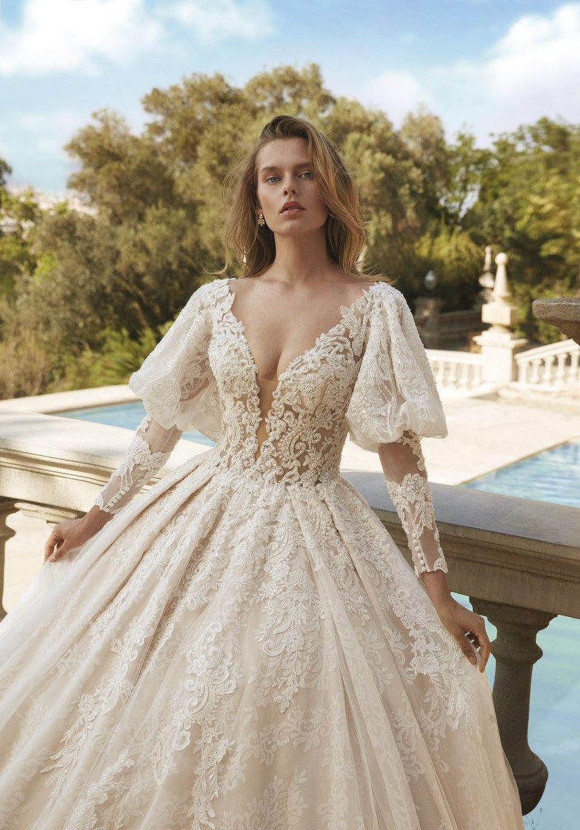 Graceful Ball Gown Wedding Dresses V-Neck Lace Crystal 3D Floral Appliques Beaded Sweep Floor Court Gown Customized Bridal Gown Vestidos De Novia