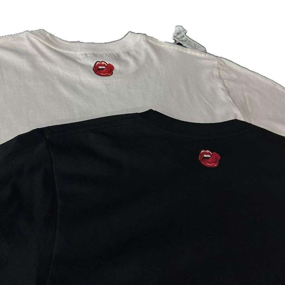 Large letter printed with loose millennium insect goth round neck and couple top graphic T-shirt