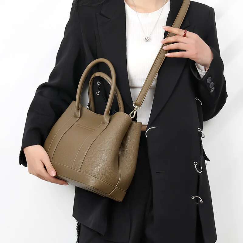 Women's New Korean Edition Boutique Designer Fashion Commuter Large Capacity Crossbody Handheld Bag