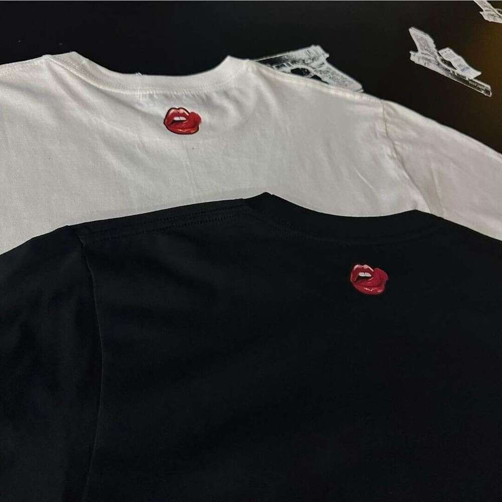 Large letter printed with loose millennium insect goth round neck and couple top graphic T-shirt