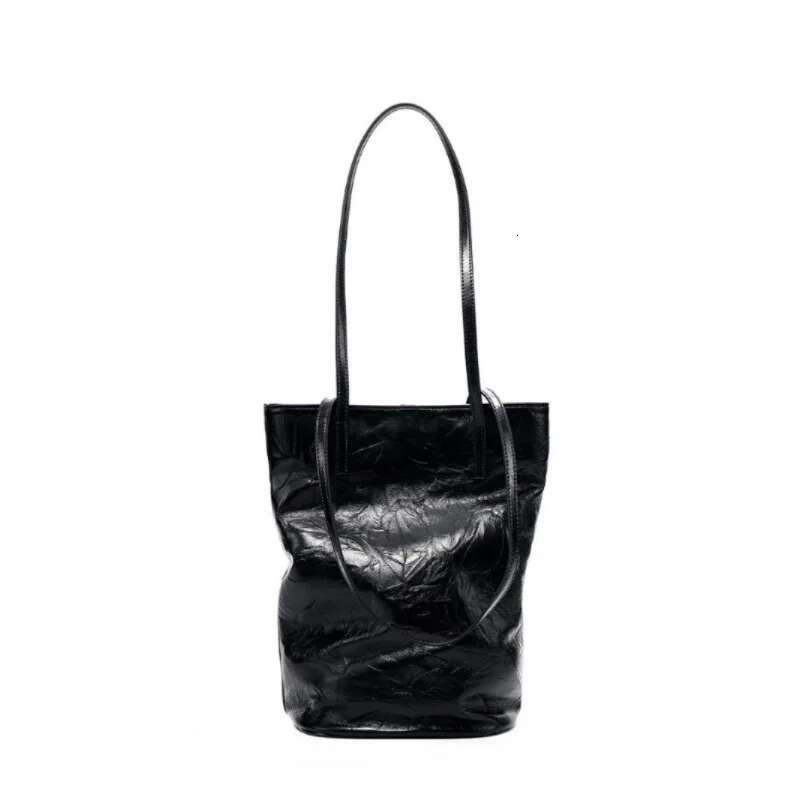 Bucket Bag, Large Capacity, Retro Commuting, Simple Literary And Artistic Hand-Scratched Shoulder Pleated Lazy Style Tote Bag