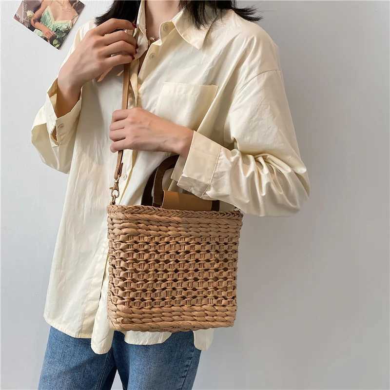 Summer Straw Handbags For Women Handmade Hollow Seaside Beach Bag New Braided Handle Tote Bag Shopping Totes Shoulder Bag Bolsa