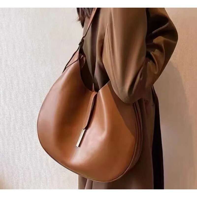 Niche Design Retro Dumpg Bag, Fashionable New Large-Capacity Commuter For Women, Simple And Versatile, High-End Shoulder Bag