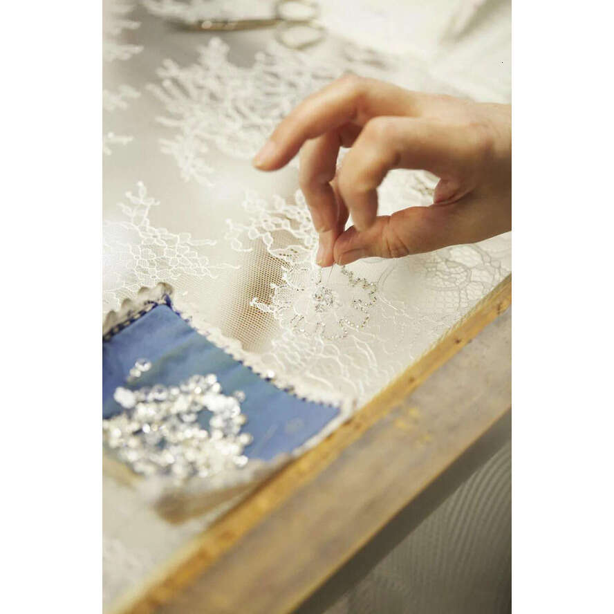 Gold Wer Girls Dresses For Wedding Long Sleeeves Tulle Lace Appliques Crystal Pearls Beads 3D Ral Wers Peplum Children Kids Party Communion Gowns