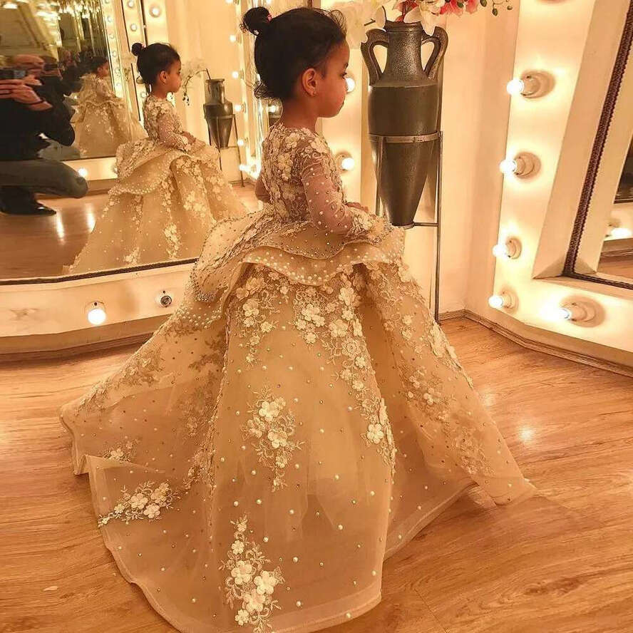 Gold Wer Girls Dresses For Wedding Long Sleeeves Tulle Lace Appliques Crystal Pearls Beads 3D Ral Wers Peplum Children Kids Party Communion Gowns
