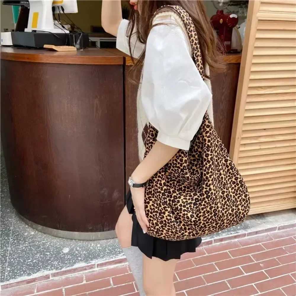 Large capacity shoulder bag shopping canvas fashionable Harajuku zipper leopard print Ulzzang handbag Z250225