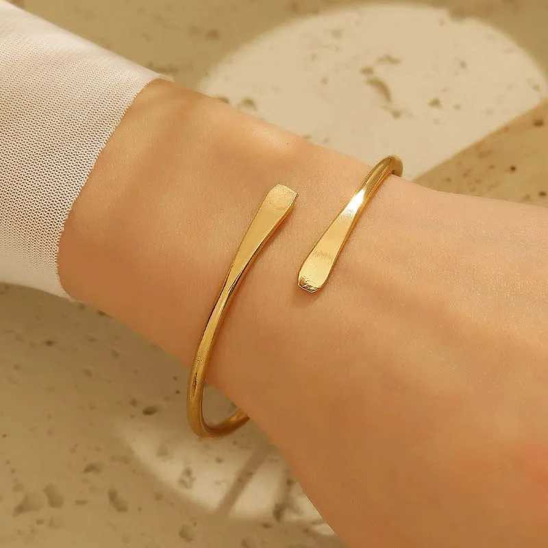 Fashion Metal Geometric Open Cuff Bracelets for Women Men Simple Gold Color Smooth Adjustable Bracelet Party Jewelry Couple GiftXJ250225