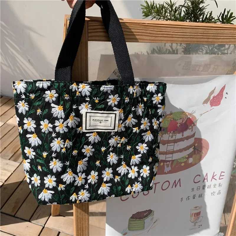 Sweet Embroidered Womens Bag 2023 New Daisy Flower Canvas Handbag Snack Storage Bento Bag Hand Carry Mommy Bag Z250224