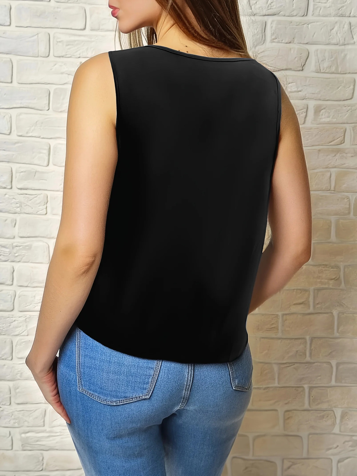 Elegant Plus Size Womens Sleeveless Scalloped V-Neck Top Comfortable and Stylish Casual Tank 250224