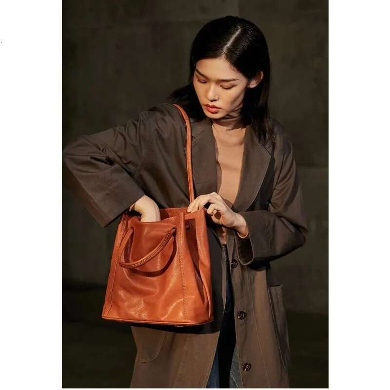 2024 New Lazy Bucket Niche Large Capacity Women's Bag Single Shoulder Diagonal Cross Commuting Retro Women