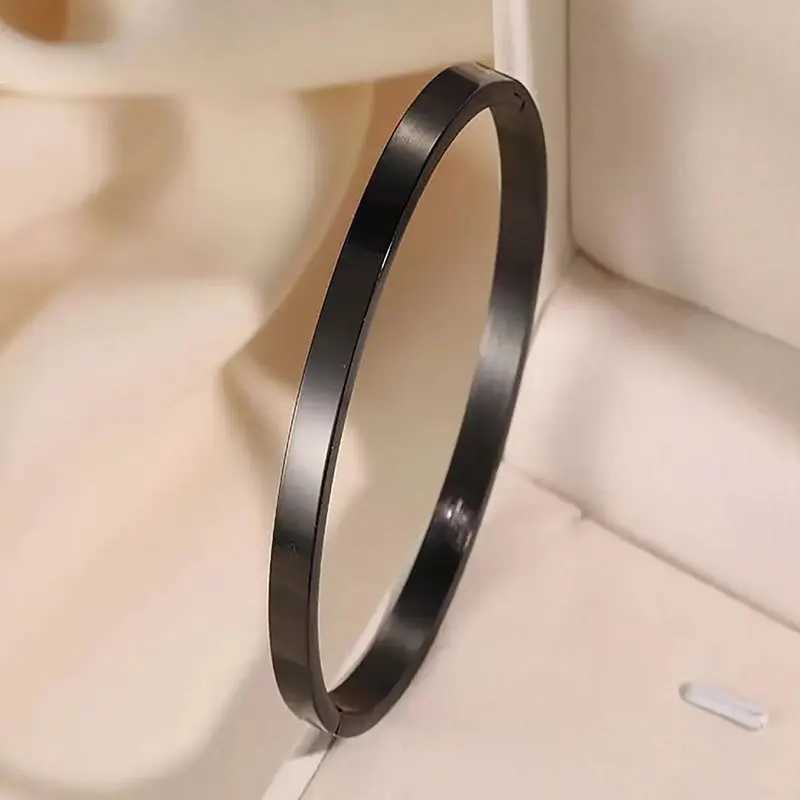 Brand New Classics Titanium Steel Smooth Couple Bracelet of The Same Style Girl High-grade Sense Brand Do Not Fade Bangles 2025XJ250225