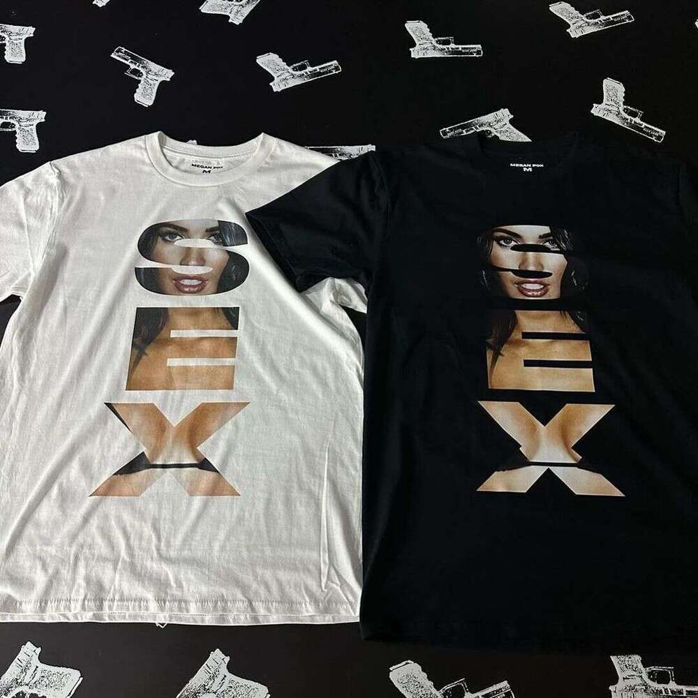 Large letter printed with loose millennium insect goth round neck and couple top graphic T-shirt